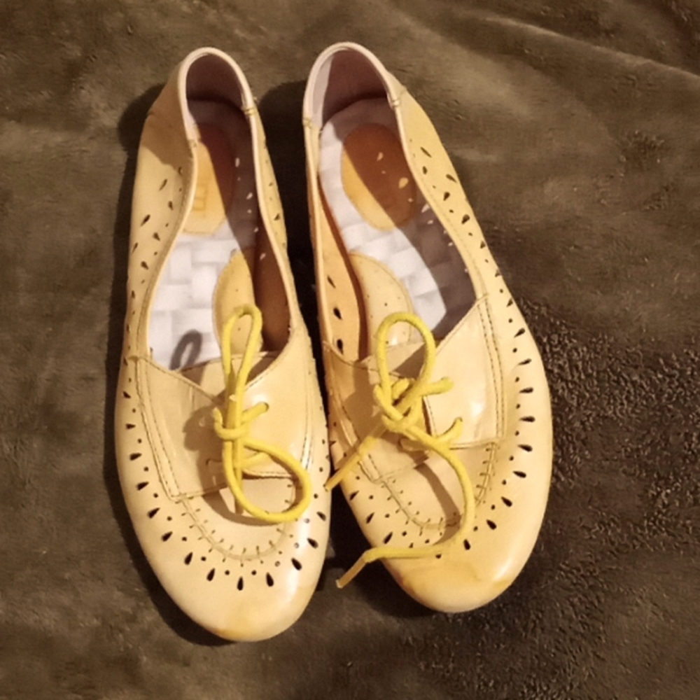 Born yellow flats